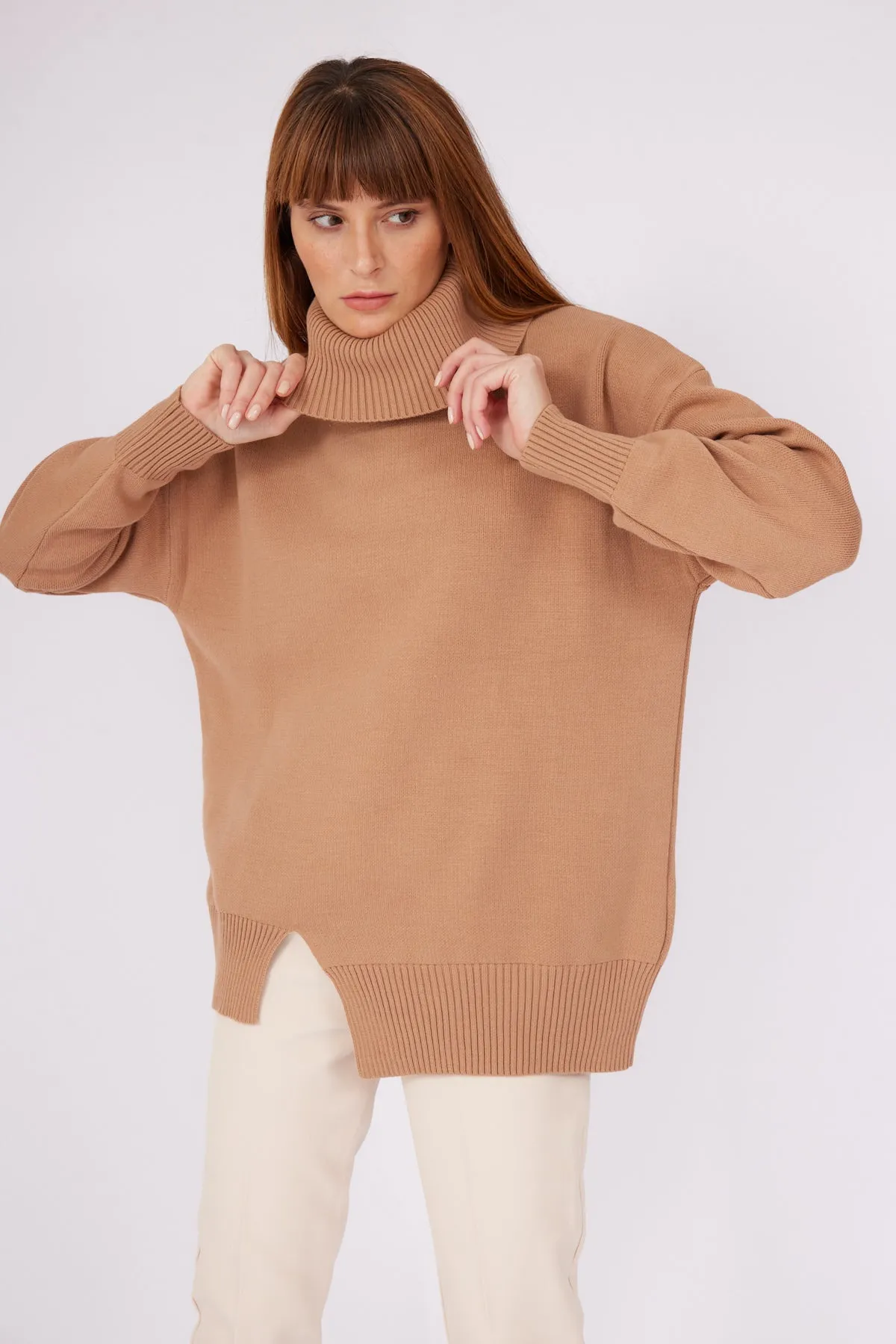 LIGHT BROWN STRAIGHT TURTLENECK SWEATER