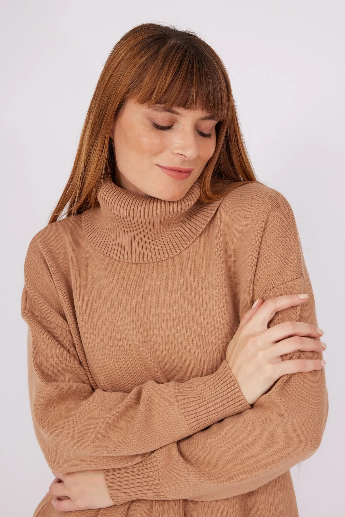 LIGHT BROWN STRAIGHT TURTLENECK SWEATER