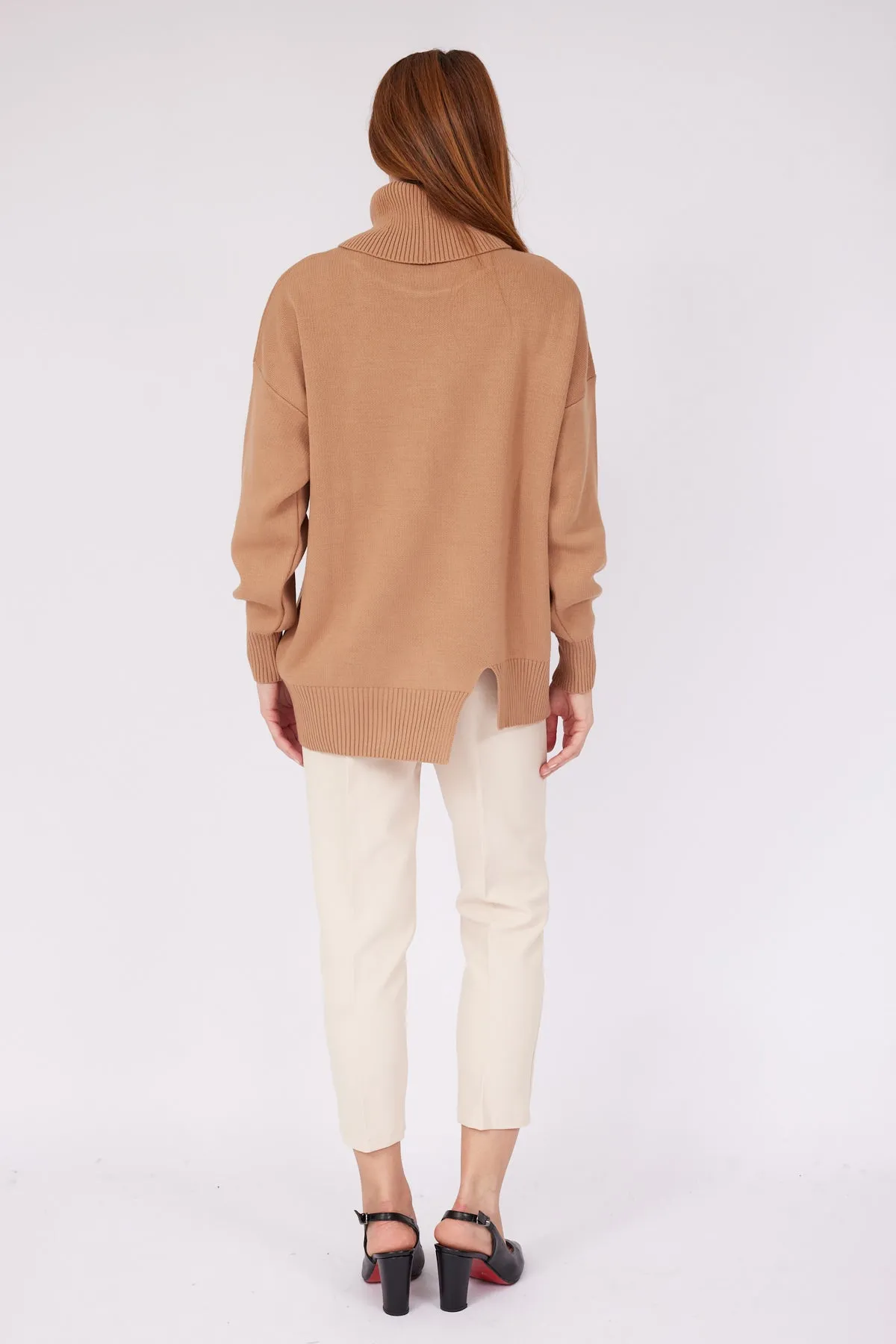 LIGHT BROWN STRAIGHT TURTLENECK SWEATER