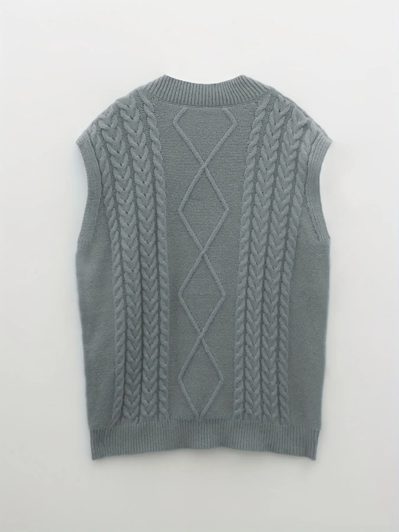 Women's Plus Solid Cable V-Neck Knit Vest - Effortless Style with a Touch of Sophistication